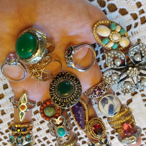 Welcome to my closet 🌹🌿 - Picture 13 of 16